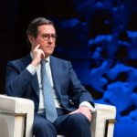 Antonio Garamendi, presidente de la CEOE, sentado durante una conferencia económica en la que la patronal ha analizado el impacto de la guerra en el PIB español.