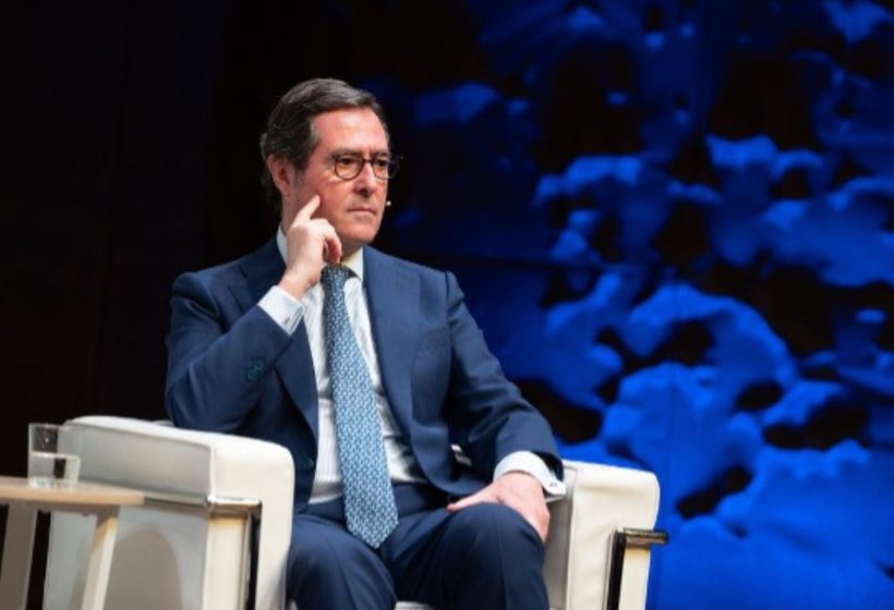 Antonio Garamendi, presidente de la CEOE, sentado durante una conferencia económica en la que la patronal ha analizado el impacto de la guerra en el PIB español.