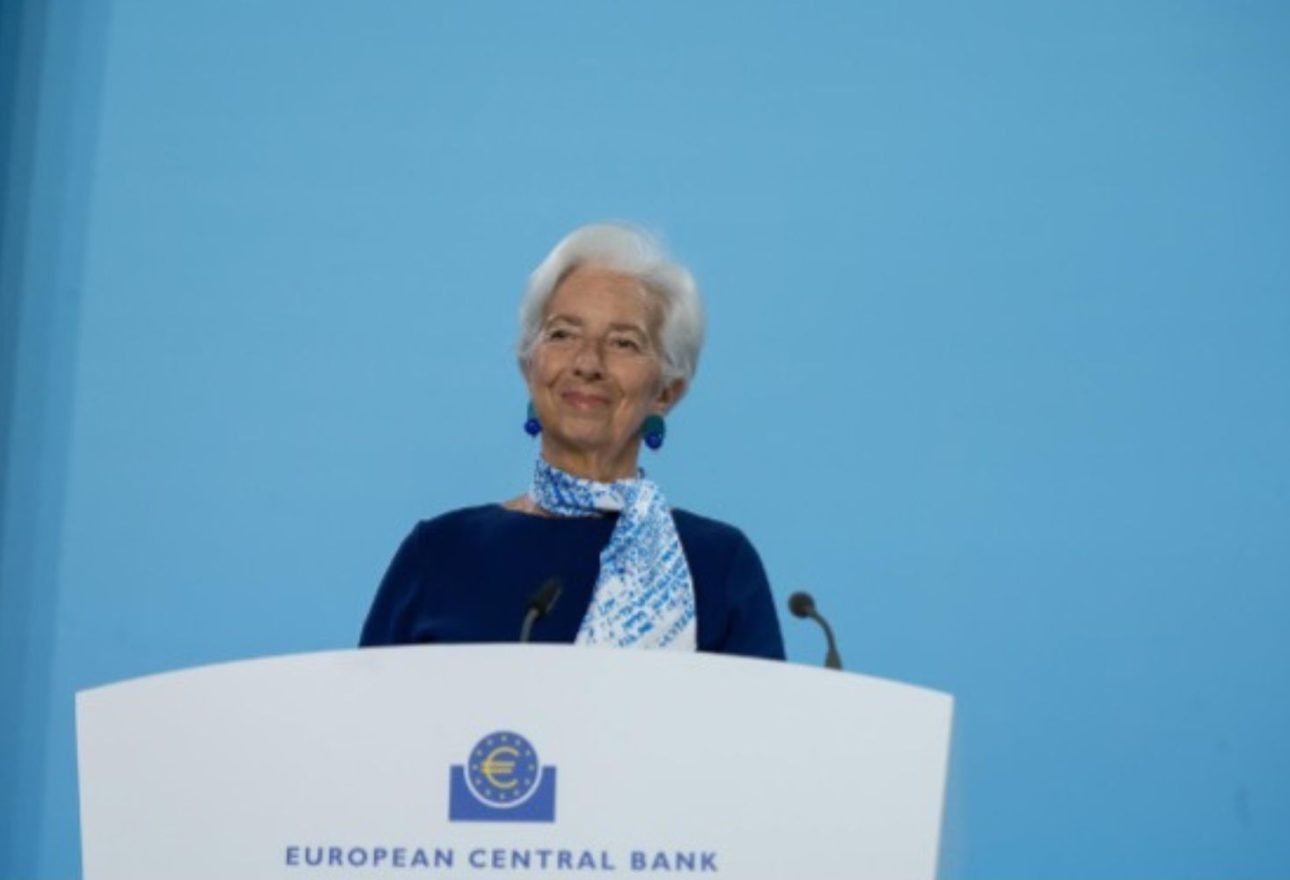 Christine Lagarde, presidenta del Banco Central Europeo, en un podio con el logotipo del BCE, durante su intervención sobre los riesgos de inflación en la zona euro.