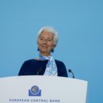 Christine Lagarde, presidenta del Banco Central Europeo, en un podio con el logotipo del BCE, durante su intervención sobre los riesgos de inflación en la zona euro.