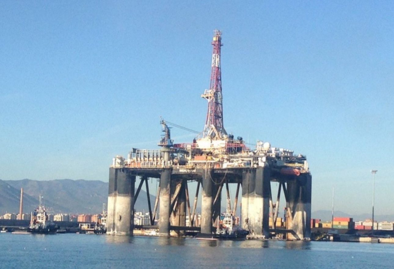 Vista de una plataforma de extracción de petróleo en aguas abiertas bajo un cielo azul, representando la infraestructura energética en disputa durante el conflicto en Irán y el estrecho de Ormuz.