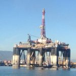 Vista de una plataforma de extracción de petróleo en aguas abiertas bajo un cielo azul, representando la infraestructura energética en disputa durante el conflicto en Irán y el estrecho de Ormuz.