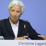 Imagen realista de la sede del Banco Central Europeo en Frankfurt bajo un cielo de tormenta, simbolizando la tensión de los mercados ante las posibles subidas de tipos de interés y el repunte de la inflación.