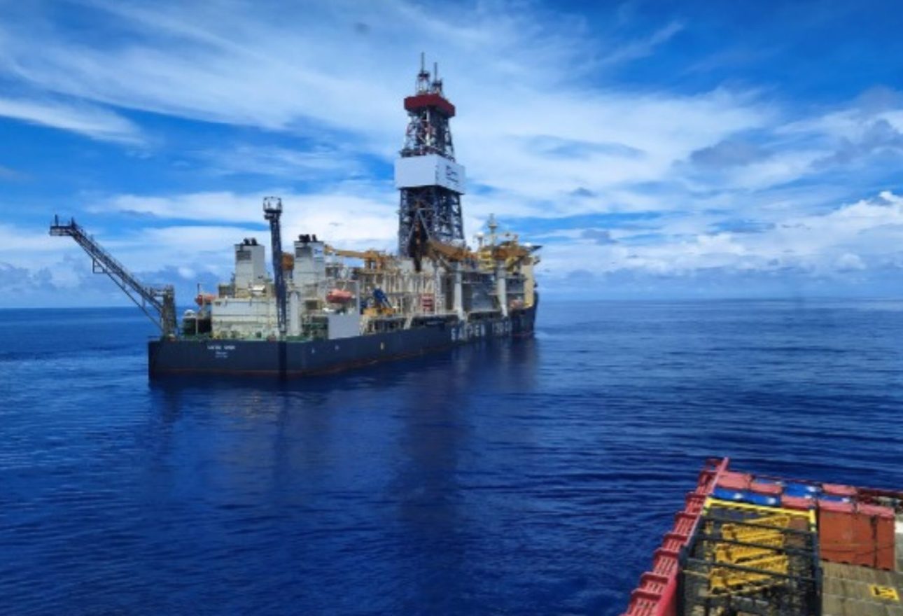 Buque de perforación de gran tonelaje Saipem 12000 navegando en mar abierto bajo un cielo azul con nubes, representando la industria petrolera en alerta por el conflicto en el estrecho de Ormuz.