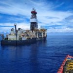 Buque de perforación de gran tonelaje Saipem 12000 navegando en mar abierto bajo un cielo azul con nubes, representando la industria petrolera en alerta por el conflicto en el estrecho de Ormuz.