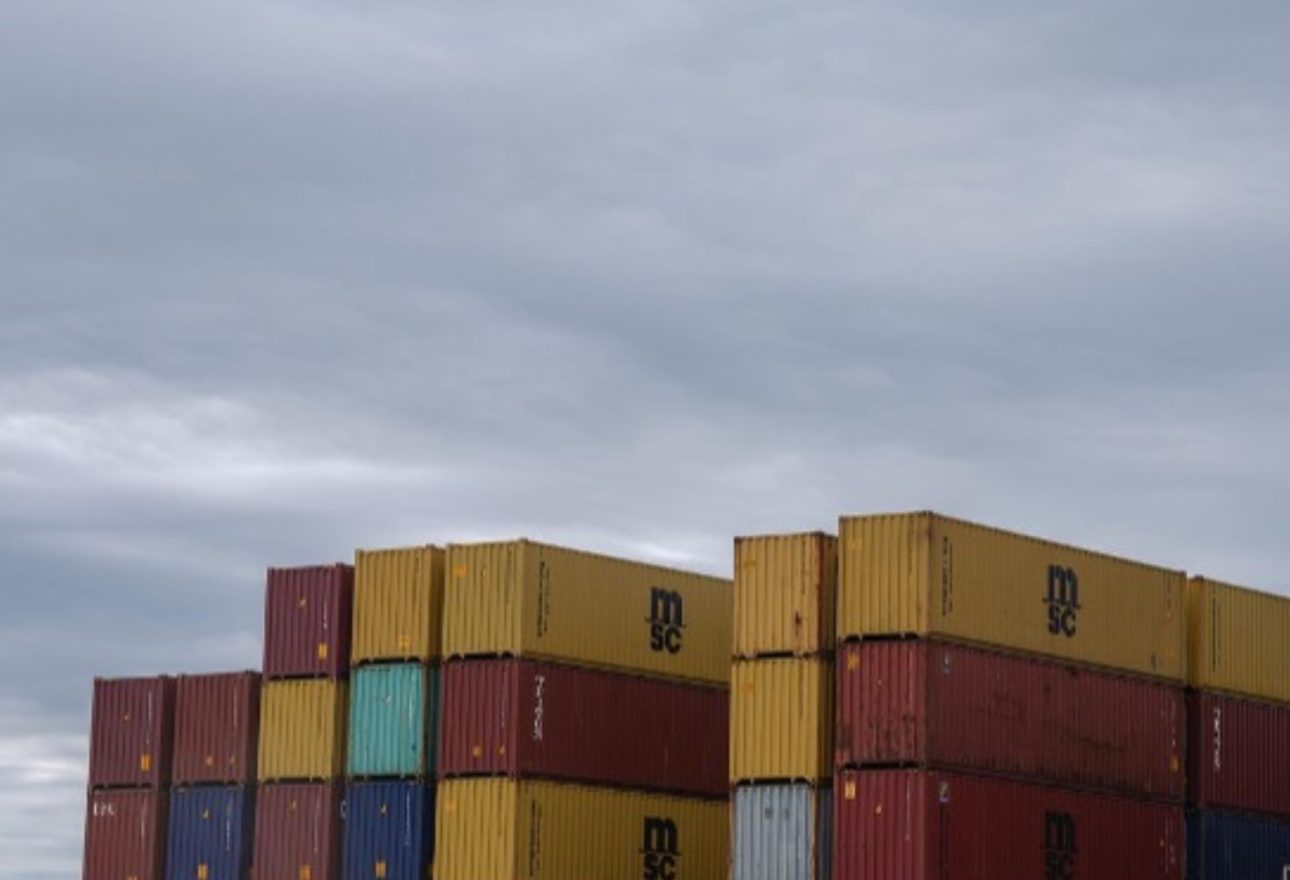 Pilas de contenedores de carga de la naviera MSC bajo un cielo gris, ilustrando el impacto del sistema de reembolso de aranceles ilegales en el comercio marítimo hacia Estados Unidos.