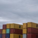 Pilas de contenedores de carga de la naviera MSC bajo un cielo gris, ilustrando el impacto del sistema de reembolso de aranceles ilegales en el comercio marítimo hacia Estados Unidos.