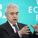Fatih Birol, director de la Agencia Internacional de la Energía (AIE), gesticulando durante una intervención sobre la crisis del petróleo y el bloqueo del estrecho de Ormuz.