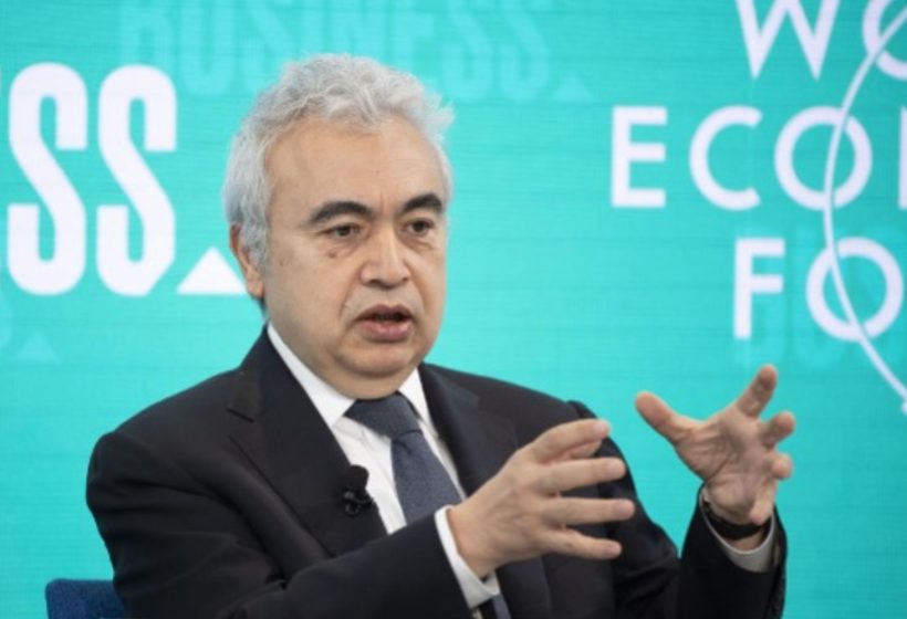Fatih Birol, director de la Agencia Internacional de la Energía (AIE), gesticulando durante una intervención sobre la crisis del petróleo y el bloqueo del estrecho de Ormuz.