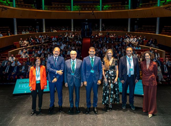 Representantes de la dirección de Globalcaja, ponentes del evento y miembros del Consejo Rector posando alineados en el escenario del Teatro Circo de Albacete ante un patio de butacas lleno de asistentes.