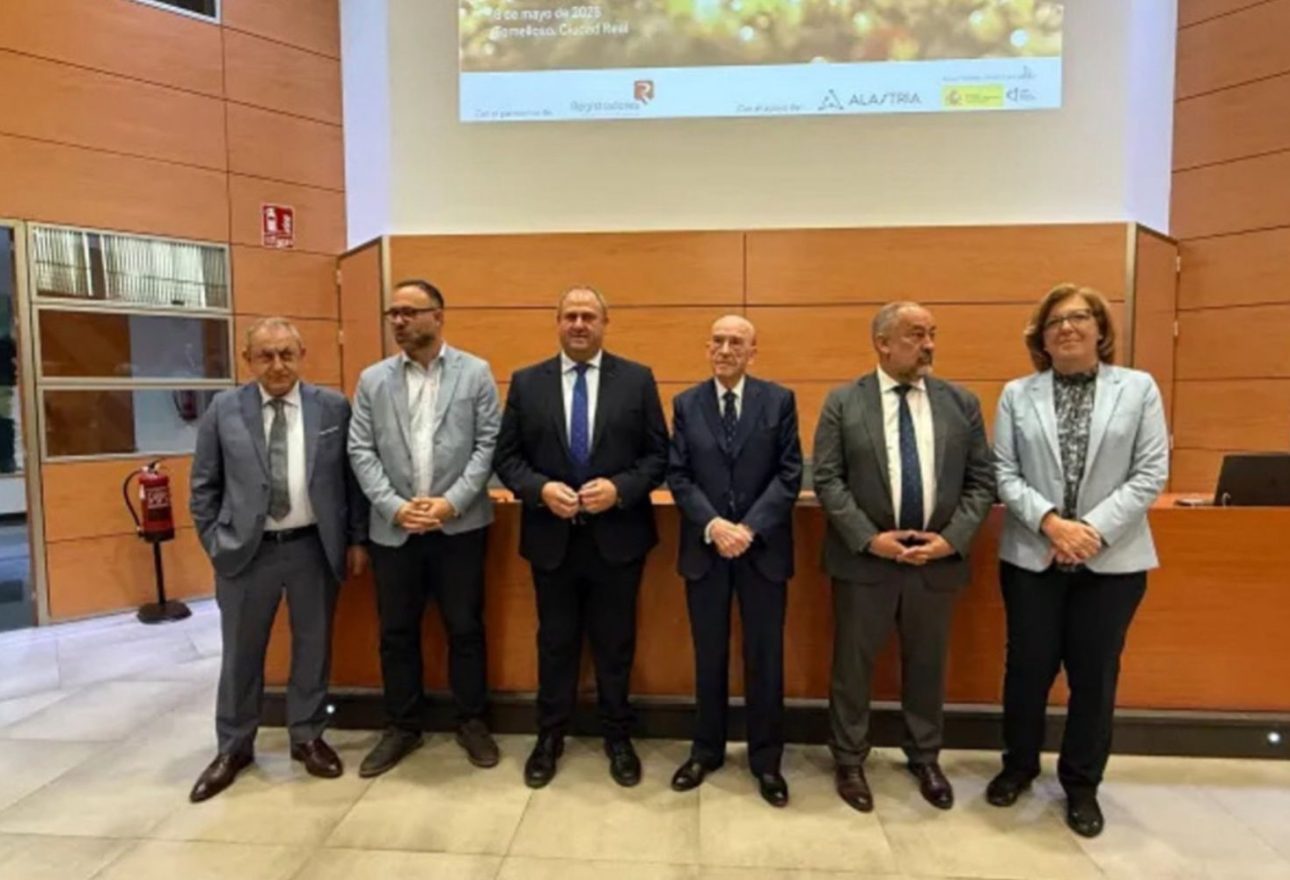 Julián Martínez Lizán, consejero de Agricultura de C-LM, junto a Rafael Torres, Julián Garde y otras autoridades en la inauguración de las jornadas de IA en Tomelloso.