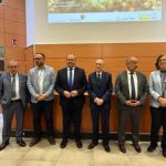 Julián Martínez Lizán, consejero de Agricultura de C-LM, junto a Rafael Torres, Julián Garde y otras autoridades en la inauguración de las jornadas de IA en Tomelloso.