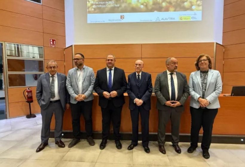 Julián Martínez Lizán, consejero de Agricultura de C-LM, junto a Rafael Torres, Julián Garde y otras autoridades en la inauguración de las jornadas de IA en Tomelloso.