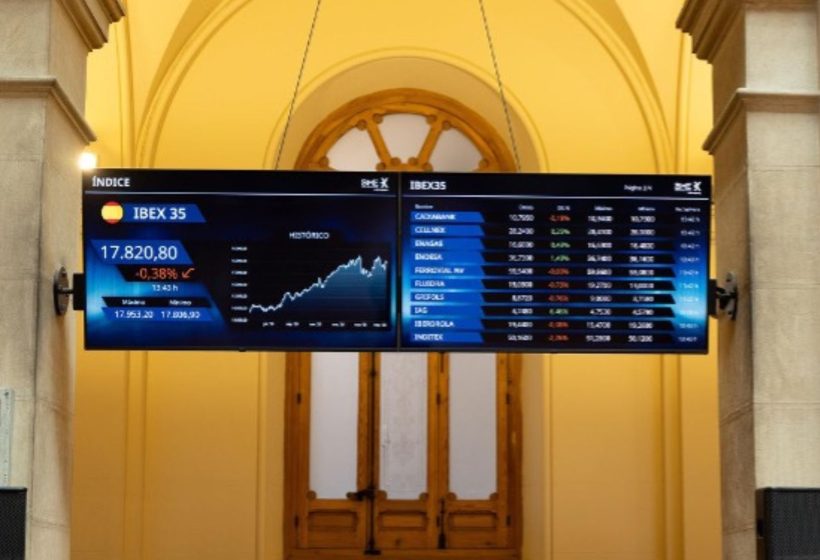 Pantallas digitales en el Palacio de la Bolsa de Madrid mostrando la cotización del Ibex 35 en 17.820,80 puntos con tendencia a la baja durante la sesión de mayo de 2026.