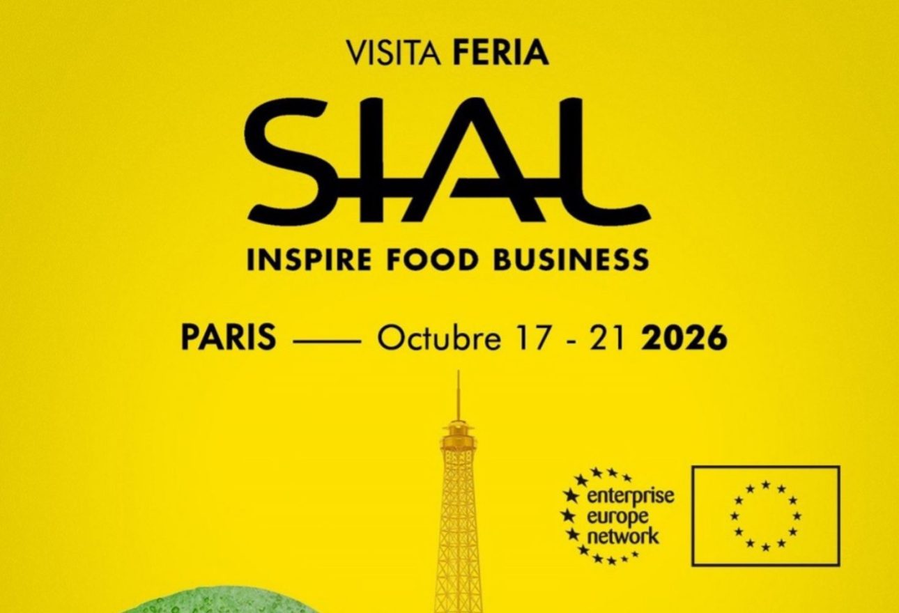 Cartel publicitario de fondo amarillo brillante para la visita a la Feria SIAL París 2026, con imágenes de limones, la silueta de la Torre Eiffel y logotipos institucionales.