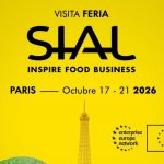 Cartel publicitario de fondo amarillo brillante para la visita a la Feria SIAL París 2026, con imágenes de limones, la silueta de la Torre Eiffel y logotipos institucionales.