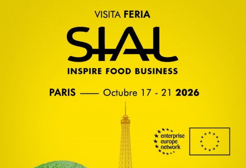 Cartel publicitario de fondo amarillo brillante para la visita a la Feria SIAL París 2026, con imágenes de limones, la silueta de la Torre Eiffel y logotipos institucionales.