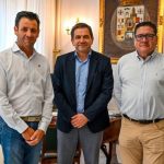 El presidente de la Diputación de Ciudad Real, Miguel Ángel Valverde, junto a Emiliano Castillo y José Luis Calzado de Procecam durante la presentación del proyecto para el Congreso de la Cebolla 2027.
