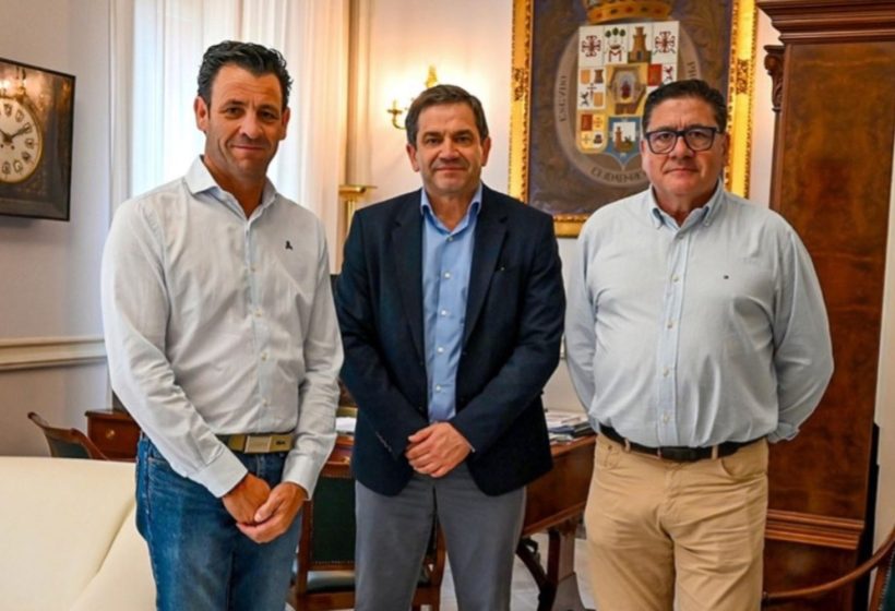 El presidente de la Diputación de Ciudad Real, Miguel Ángel Valverde, junto a Emiliano Castillo y José Luis Calzado de Procecam durante la presentación del proyecto para el Congreso de la Cebolla 2027.