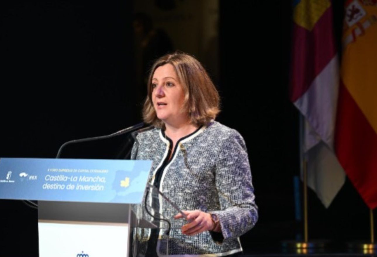 Patricia Franco, consejera de Economía, Empresas y Empleo, interviniendo en el podio durante el X Foro de Empresas de Capital Extranjero de Castilla-La Mancha.
